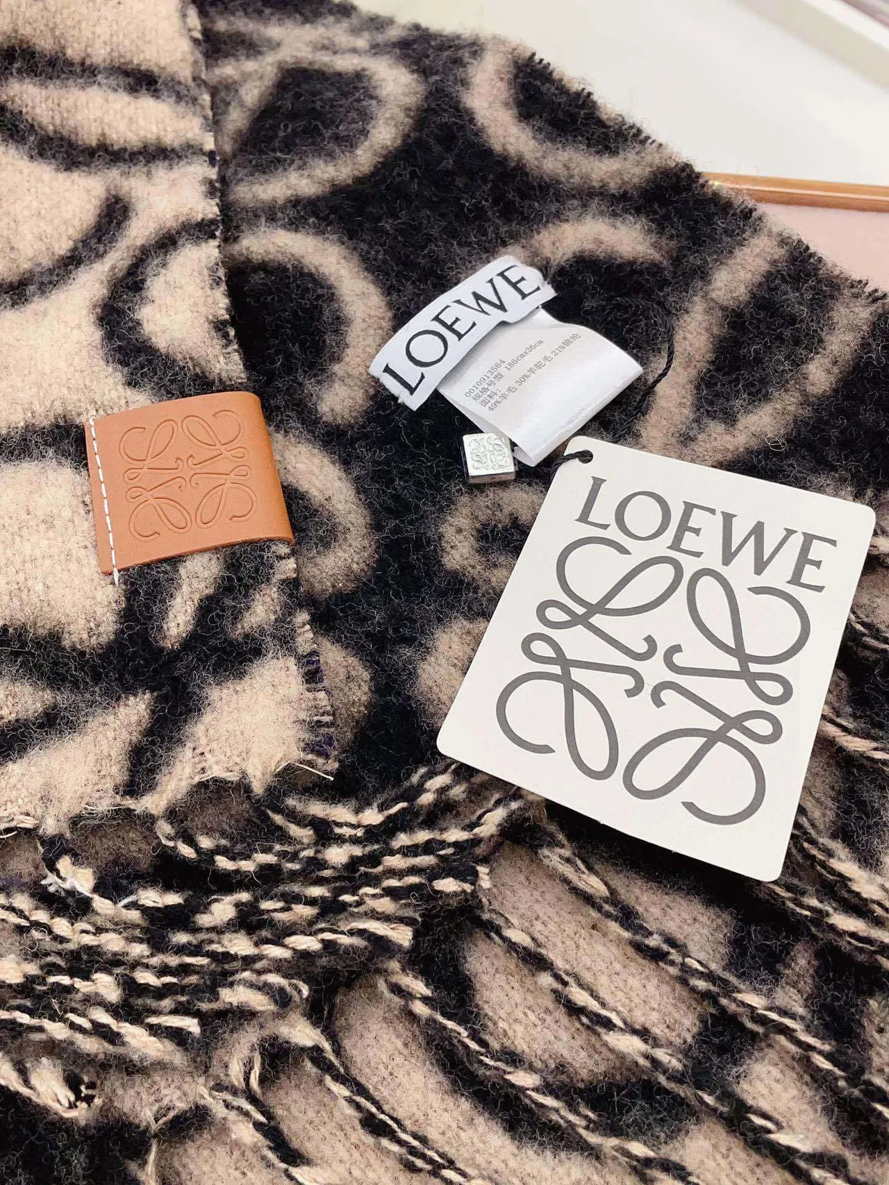 Loewe Anagram Monogram Écharpe en Cachemire Navy et Cream 7