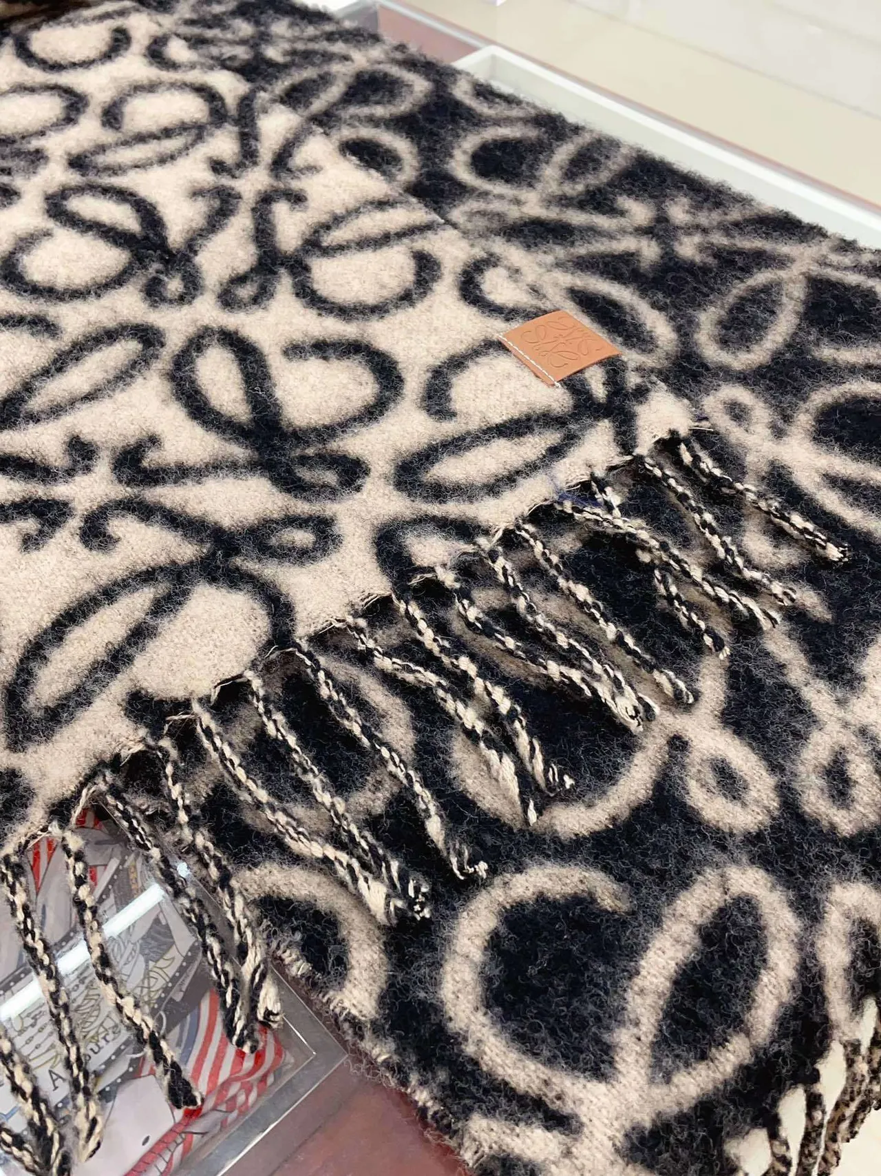 Loewe Anagram Monogram Écharpe en Cachemire Navy et Cream 8