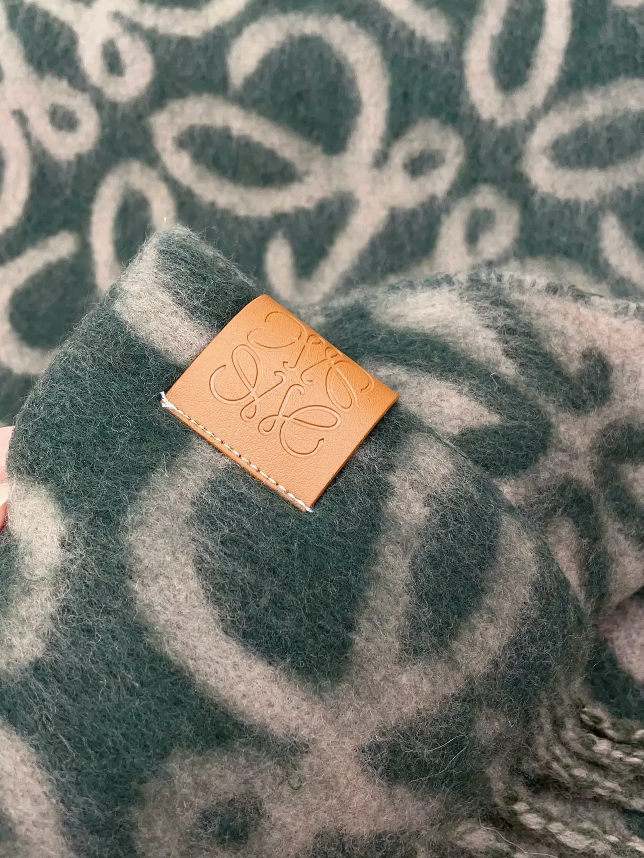 Loewe Anagram Monogram Cachecol de cashmere em teal e bege 8