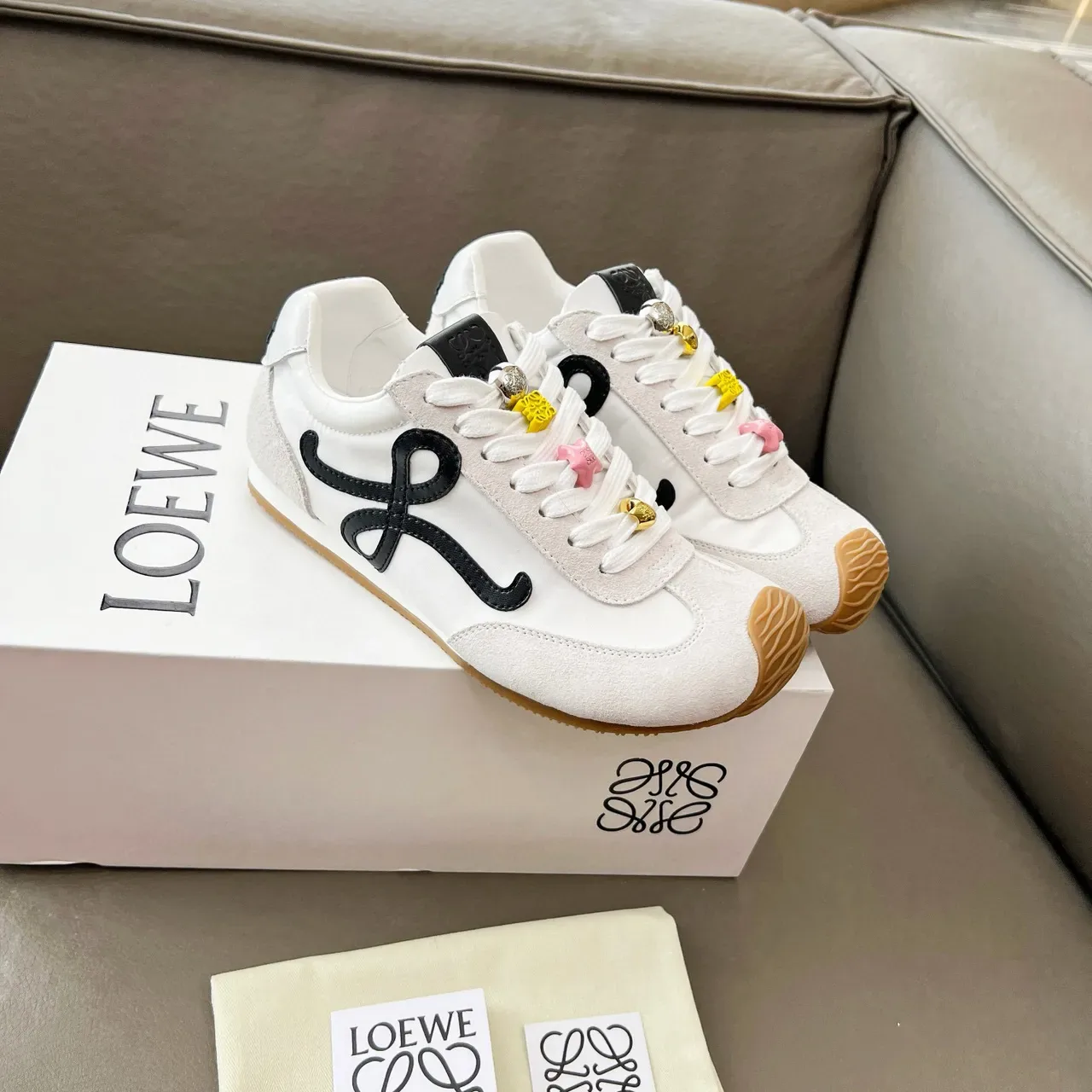 Loewe Flow Runner blanc noir Anagram Logo bande latérale capuchon caoutchouc orteil style de vie sneakers 7