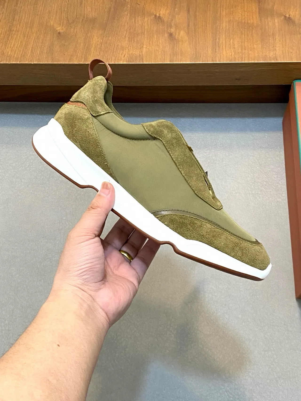 Loro Piana أخضر زيتوني سويد ونايلون بدون أربطة حذاء رياضي سهل الارتداء 4