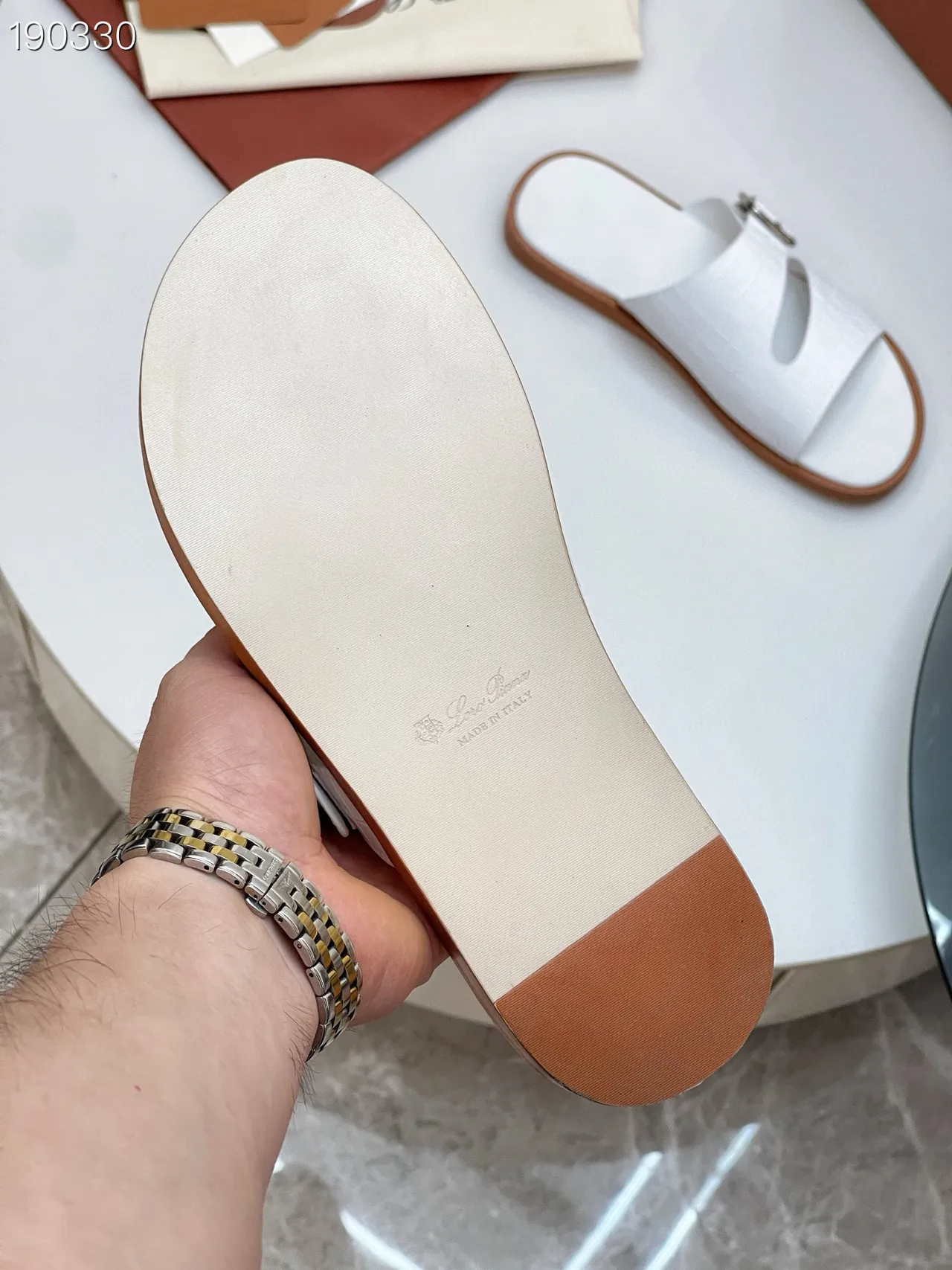 Loro Piana Sandálias casuais de couro branco e marrom com estampagem de crocodilo e dupla tira 2