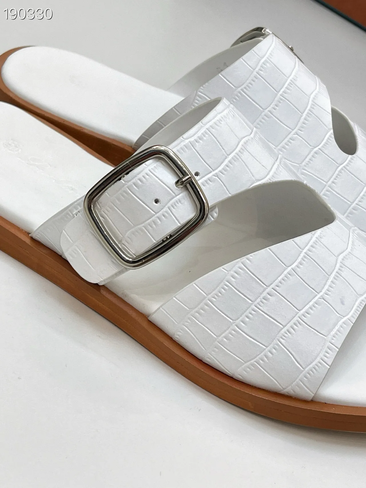 Loro Piana Sandálias casuais de couro branco e marrom com estampagem de crocodilo e dupla tira 4
