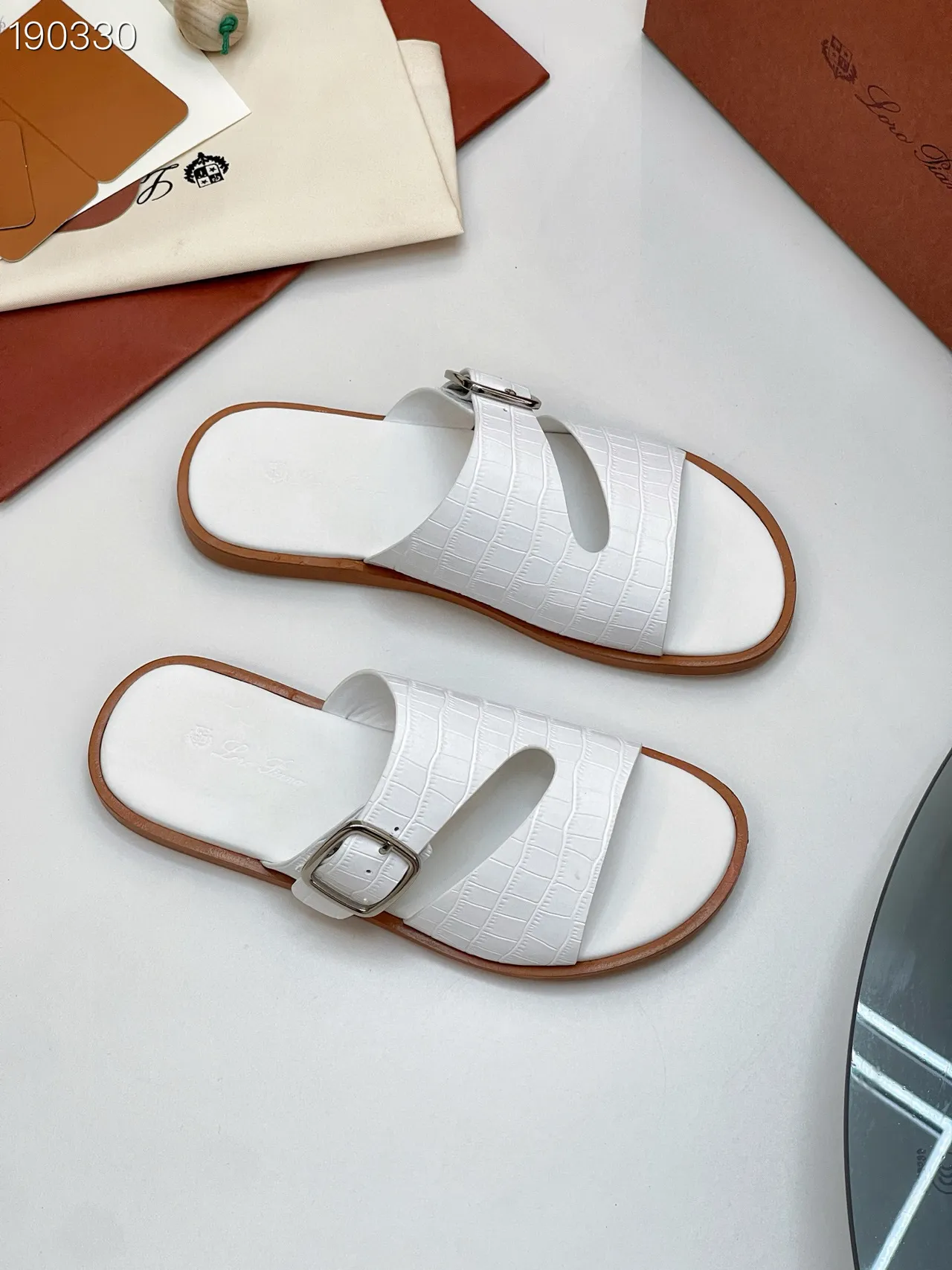 Loro Piana Sandálias casuais de couro branco e marrom com estampagem de crocodilo e dupla tira 5