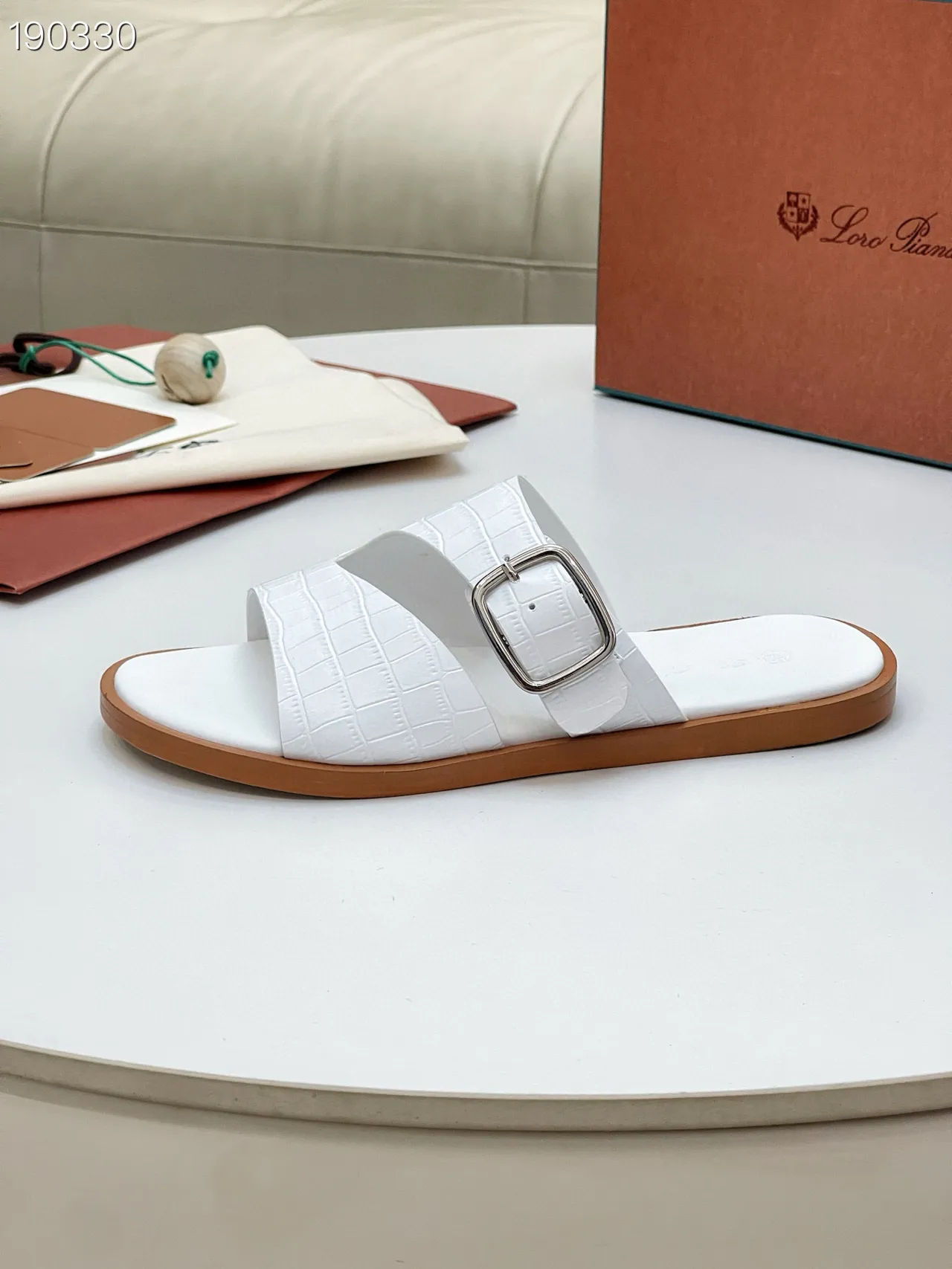 Loro Piana Sandálias casuais de couro branco e marrom com estampagem de crocodilo e dupla tira 6