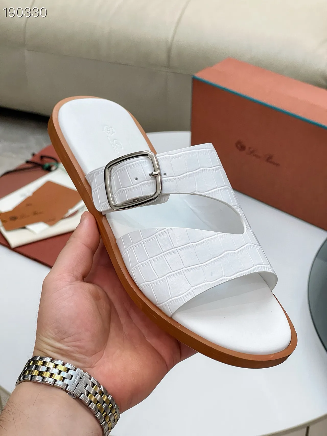 Loro Piana Sandálias casuais de couro branco e marrom com estampagem de crocodilo e dupla tira 7