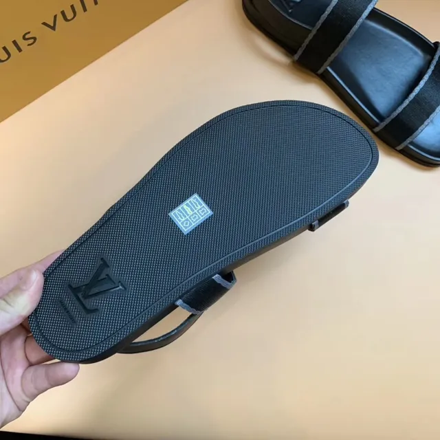 Louis Vuitton صندل كاجوال أسود و رمادي مع تقليم 4