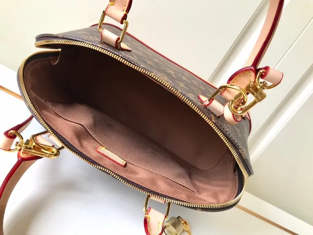 Louis Vuitton Sac Boston à Silhouette Dome-Top en Toile Monogramme Noir et Beige 6