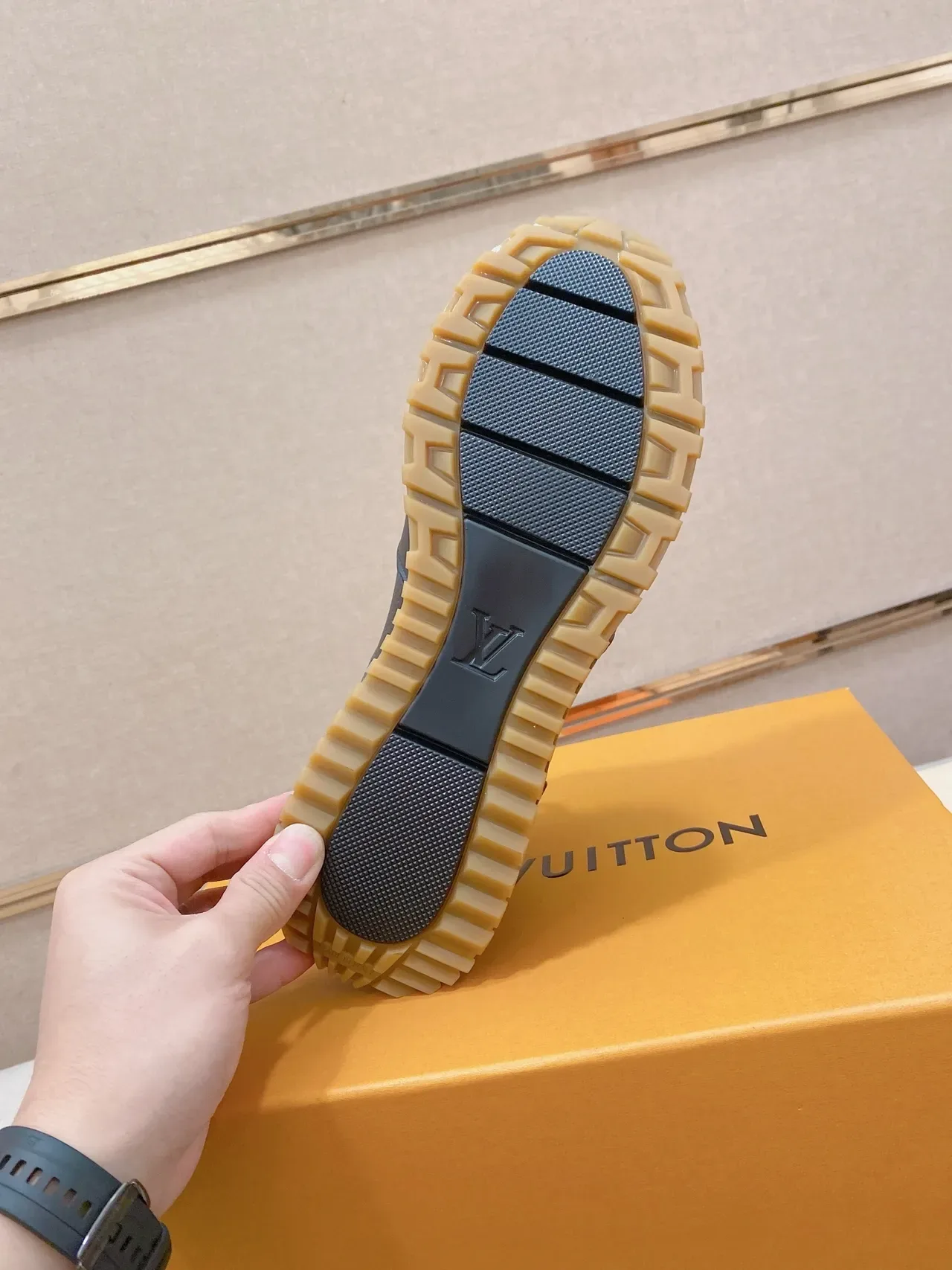 Louis Vuitton Sneakers Lifestyle Noir Beige Cuir Perforé Semelle Caoutchouc 2