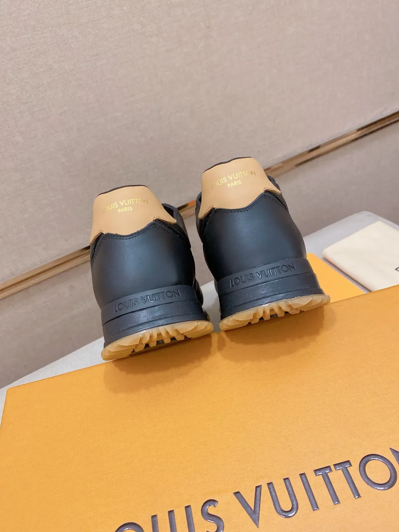 Louis Vuitton Sneakers Lifestyle Noir Beige Cuir Perforé Semelle Caoutchouc 3