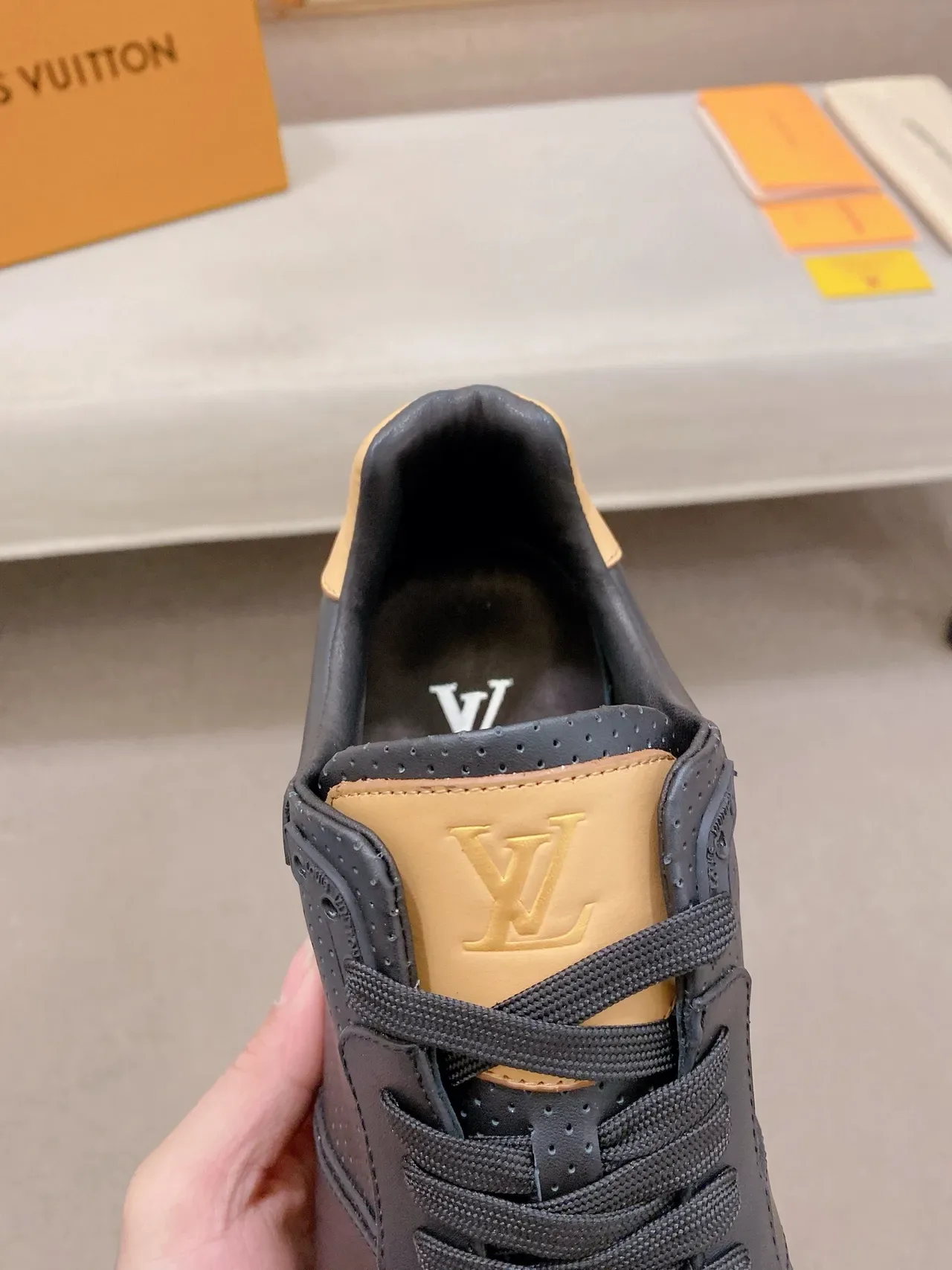 Louis Vuitton Sneakers Lifestyle Noir Beige Cuir Perforé Semelle Caoutchouc 4