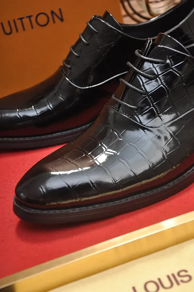 Louis Vuitton Sapatos Oxford de Couro Patent Preto com Embossado de Crocodilo 2