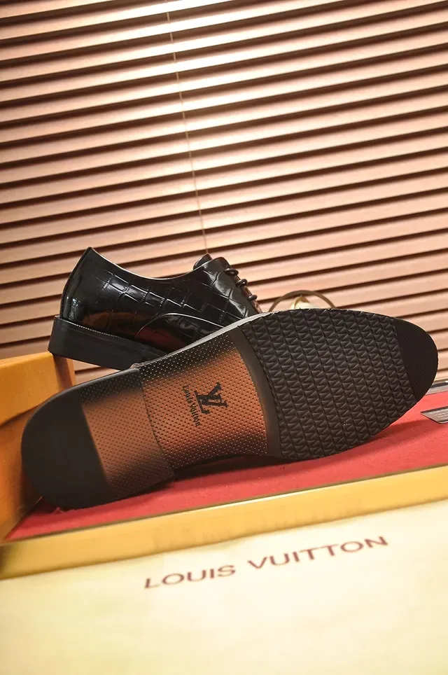 Louis Vuitton Sapatos Oxford de Couro Patent Preto com Embossado de Crocodilo 3