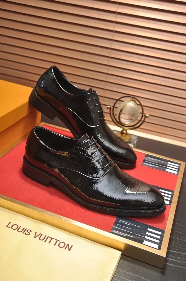 Louis Vuitton Sapatos Oxford de Couro Patent Preto com Embossado de Crocodilo 4