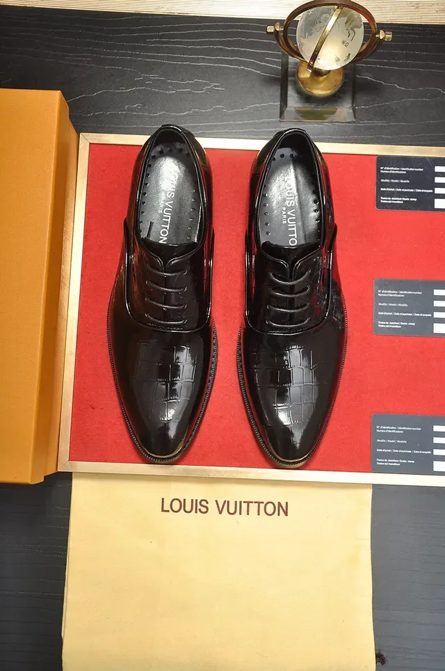 Louis Vuitton Sapatos Oxford de Couro Patent Preto com Embossado de Crocodilo 5