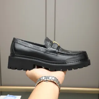 Louis Vuitton 黑色金色 Monogram 涂层皮革 扣带乐福鞋