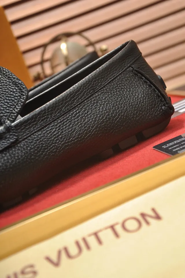 Louis Vuitton Noir Or Cuir Pebbled Métal LV Boucle Twist-Lock Mocassins 2