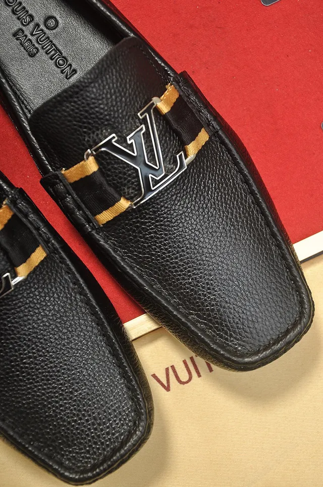 Louis Vuitton Noir Or Cuir Pebbled Métal LV Boucle Twist-Lock Mocassins 3