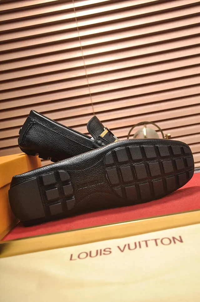 Louis Vuitton Noir Or Cuir Pebbled Métal LV Boucle Twist-Lock Mocassins 4