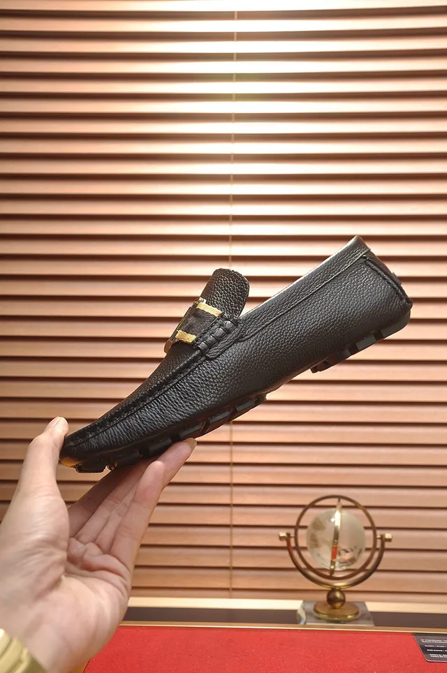 Louis Vuitton Noir Or Cuir Pebbled Métal LV Boucle Twist-Lock Mocassins 6