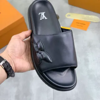 Louis Vuitton काले चमड़े की एक पट्टी वाली चप्पल