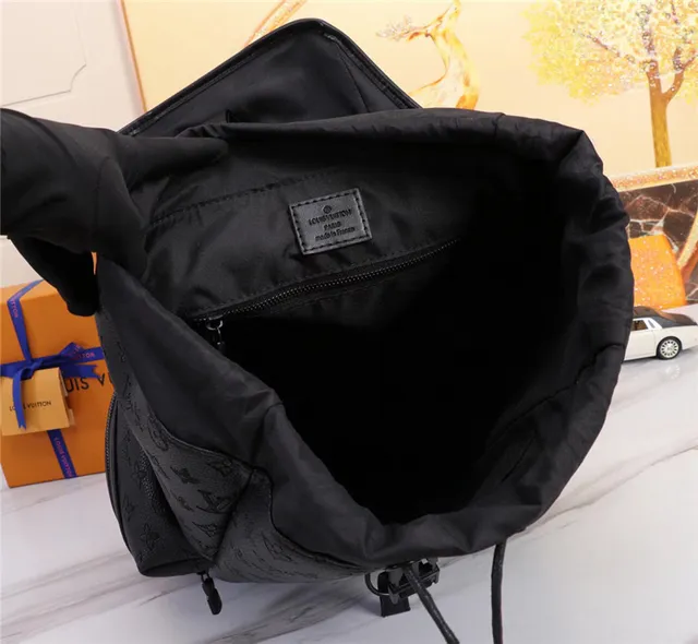 Sac à dos casual Louis Vuitton en cuir noir avec monogramme embossé et silhouette structurée 2