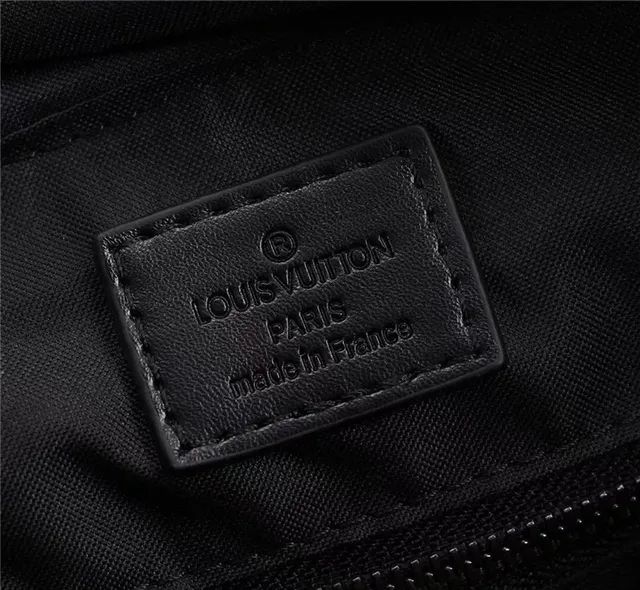 Sac à dos casual Louis Vuitton en cuir noir avec monogramme embossé et silhouette structurée 3