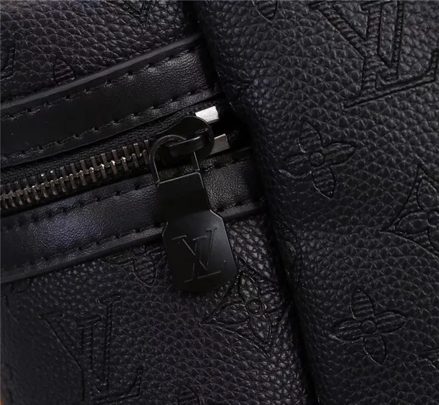 Sac à dos casual Louis Vuitton en cuir noir avec monogramme embossé et silhouette structurée 4