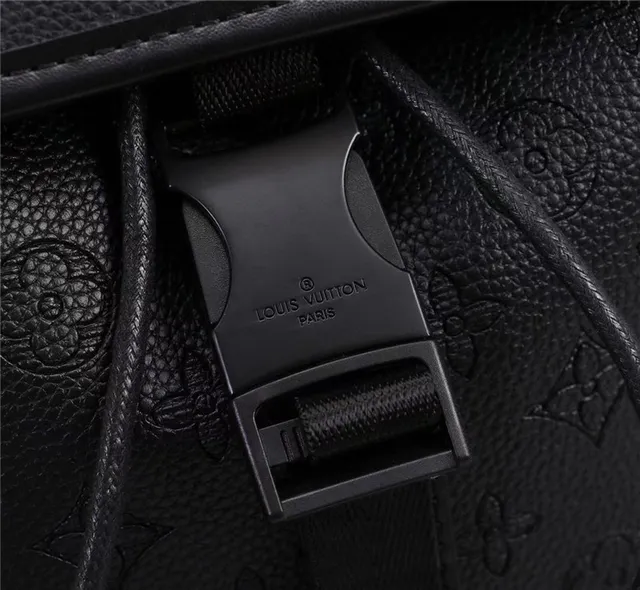 Sac à dos casual Louis Vuitton en cuir noir avec monogramme embossé et silhouette structurée 5