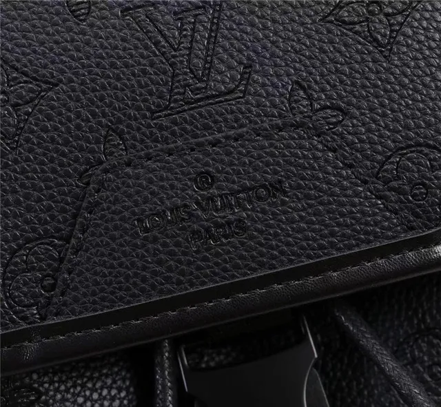 Sac à dos casual Louis Vuitton en cuir noir avec monogramme embossé et silhouette structurée 6