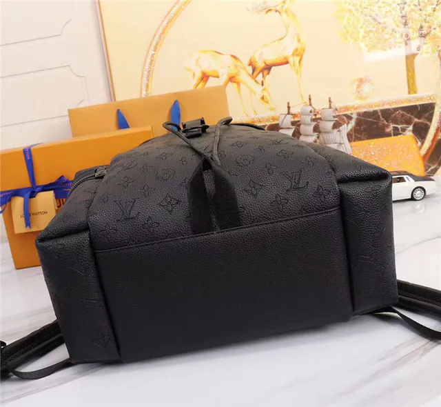 Sac à dos casual Louis Vuitton en cuir noir avec monogramme embossé et silhouette structurée 7