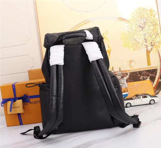 Sac à dos casual Louis Vuitton en cuir noir avec monogramme embossé et silhouette structurée 8