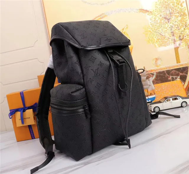 Sac à dos casual Louis Vuitton en cuir noir avec monogramme embossé et silhouette structurée 9