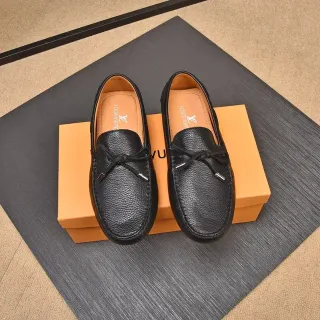 Louis Vuitton काला पेबल्ड लेदर बाउ-टैसल लूफर