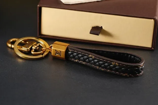 Louis Vuitton বাদামী সোনালি বোনা চামড়ার হার্ডওয়্যার রিস্টলেট 3
