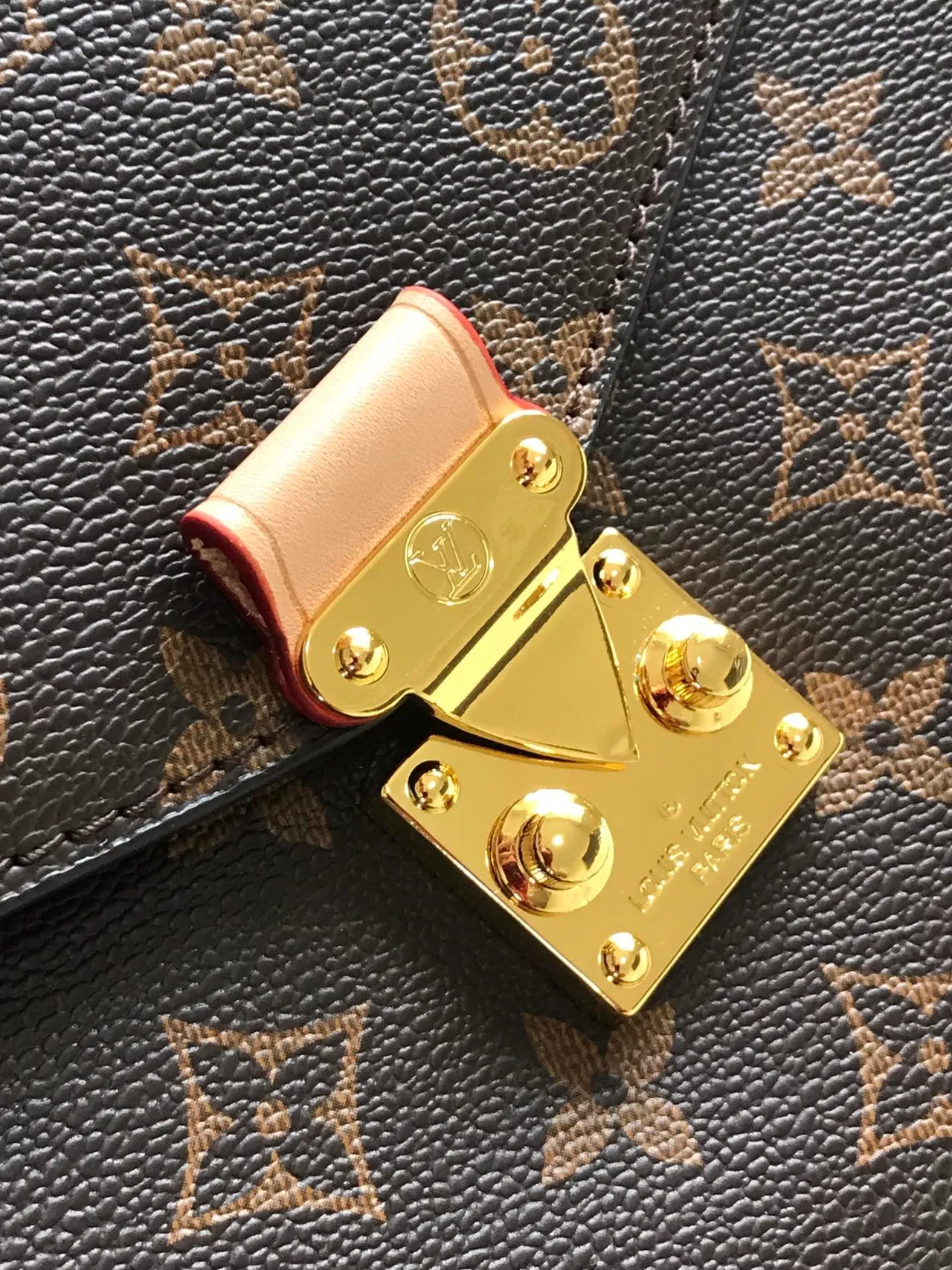 Louis Vuitton marrom dourado monograma lona fechamento de aba bolsa 4