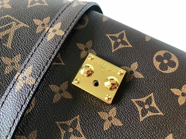 Louis Vuitton marrom dourado monograma lona fechamento de aba bolsa 5