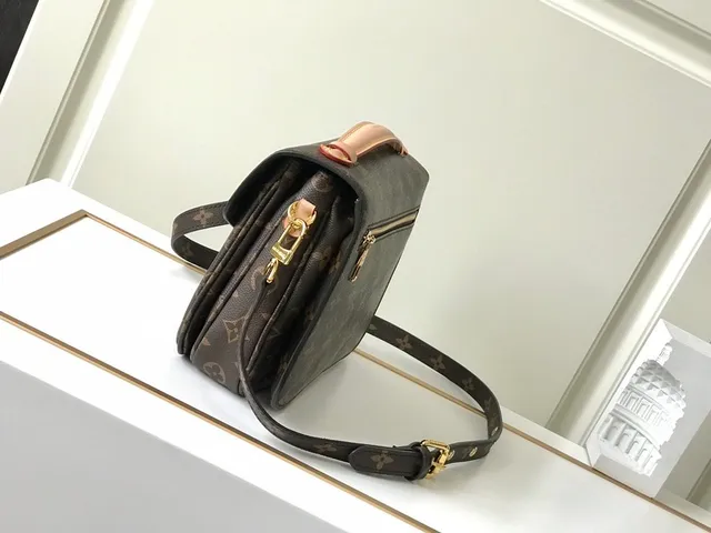 Louis Vuitton marrom dourado monograma lona fechamento de aba bolsa 9