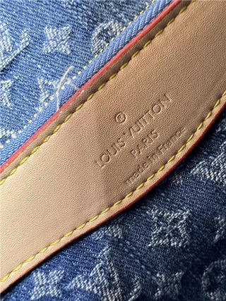حقيبة كتفية Louis Vuitton من الدنيم بتصميم مونوغرام مع الفلاب 2