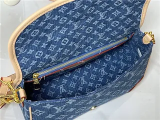 حقيبة كتفية Louis Vuitton من الدنيم بتصميم مونوغرام مع الفلاب 3