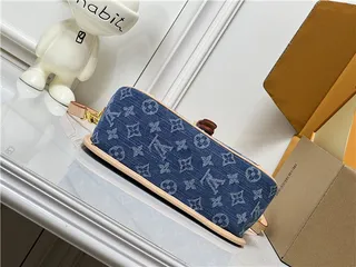 حقيبة كتفية Louis Vuitton من الدنيم بتصميم مونوغرام مع الفلاب 4