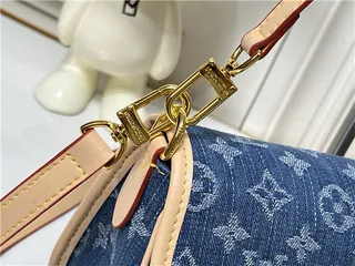 حقيبة كتفية Louis Vuitton من الدنيم بتصميم مونوغرام مع الفلاب 7