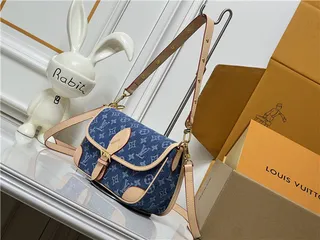 حقيبة كتفية Louis Vuitton من الدنيم بتصميم مونوغرام مع الفلاب 8