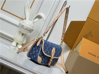 حقيبة كتفية Louis Vuitton من الدنيم بتصميم مونوغرام مع الفلاب 9