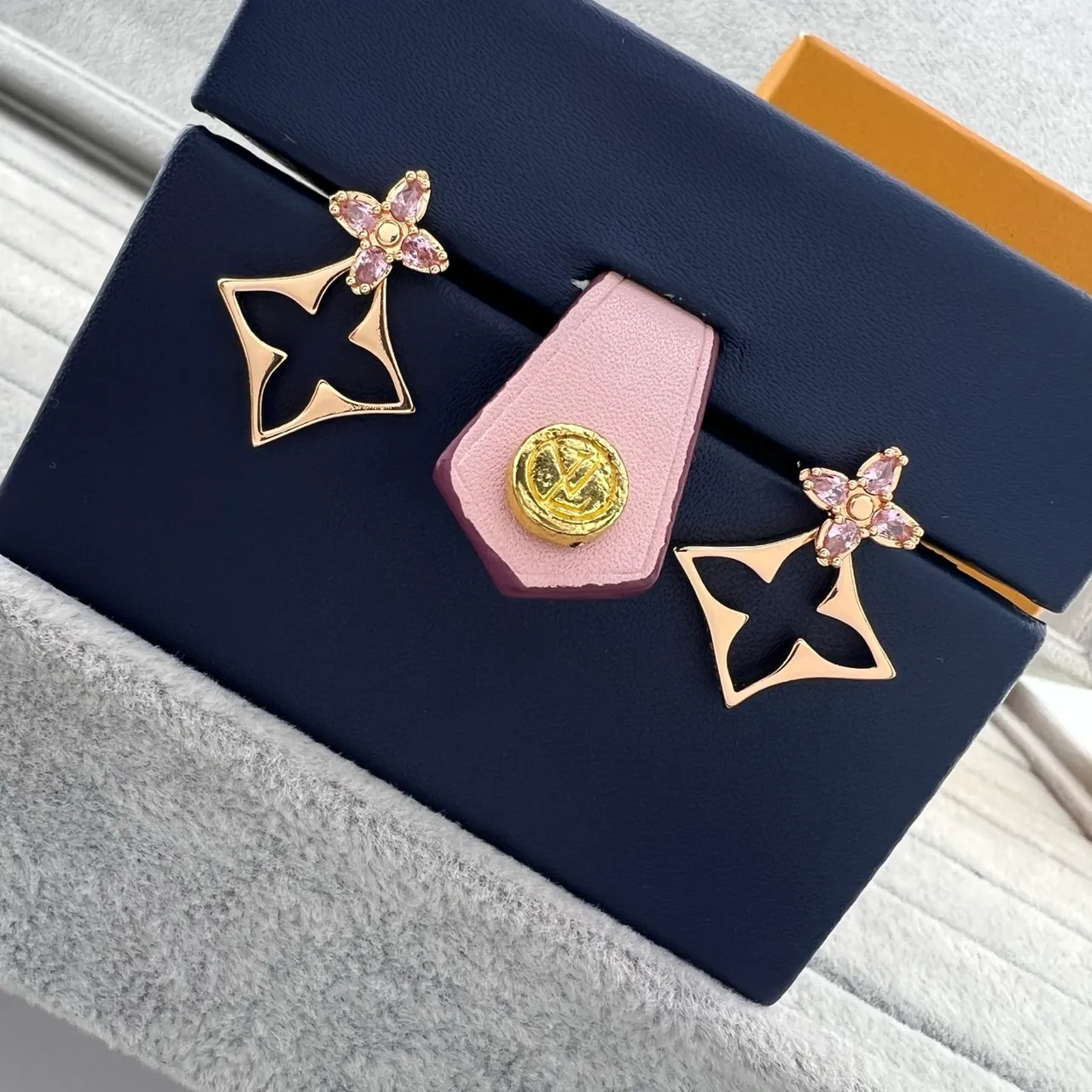 Louis Vuitton brincos florais de ouro rosa metal com pétalas de cristal 3