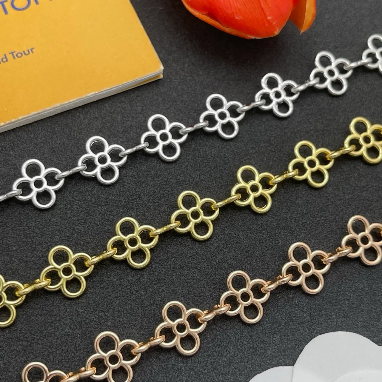 Pulsera Louis Vuitton de Oro con Eslabones Cuádruples Florales 2