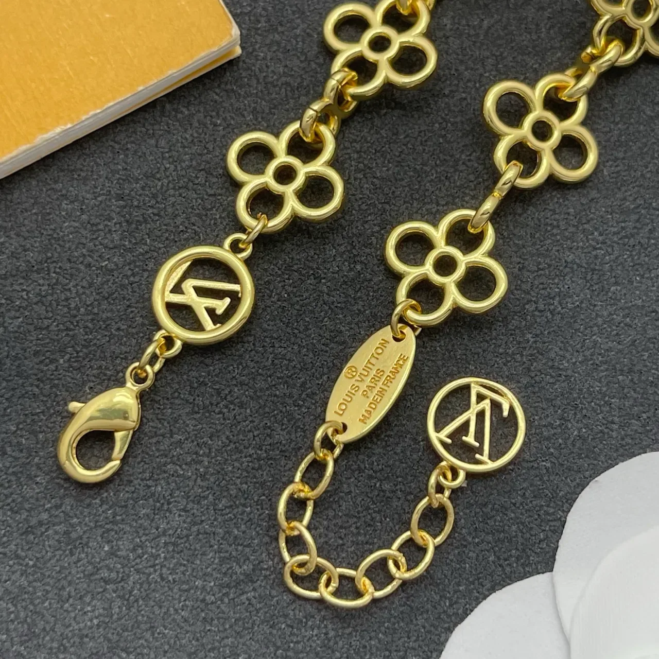 Pulsera Louis Vuitton de Oro con Eslabones Cuádruples Florales 4