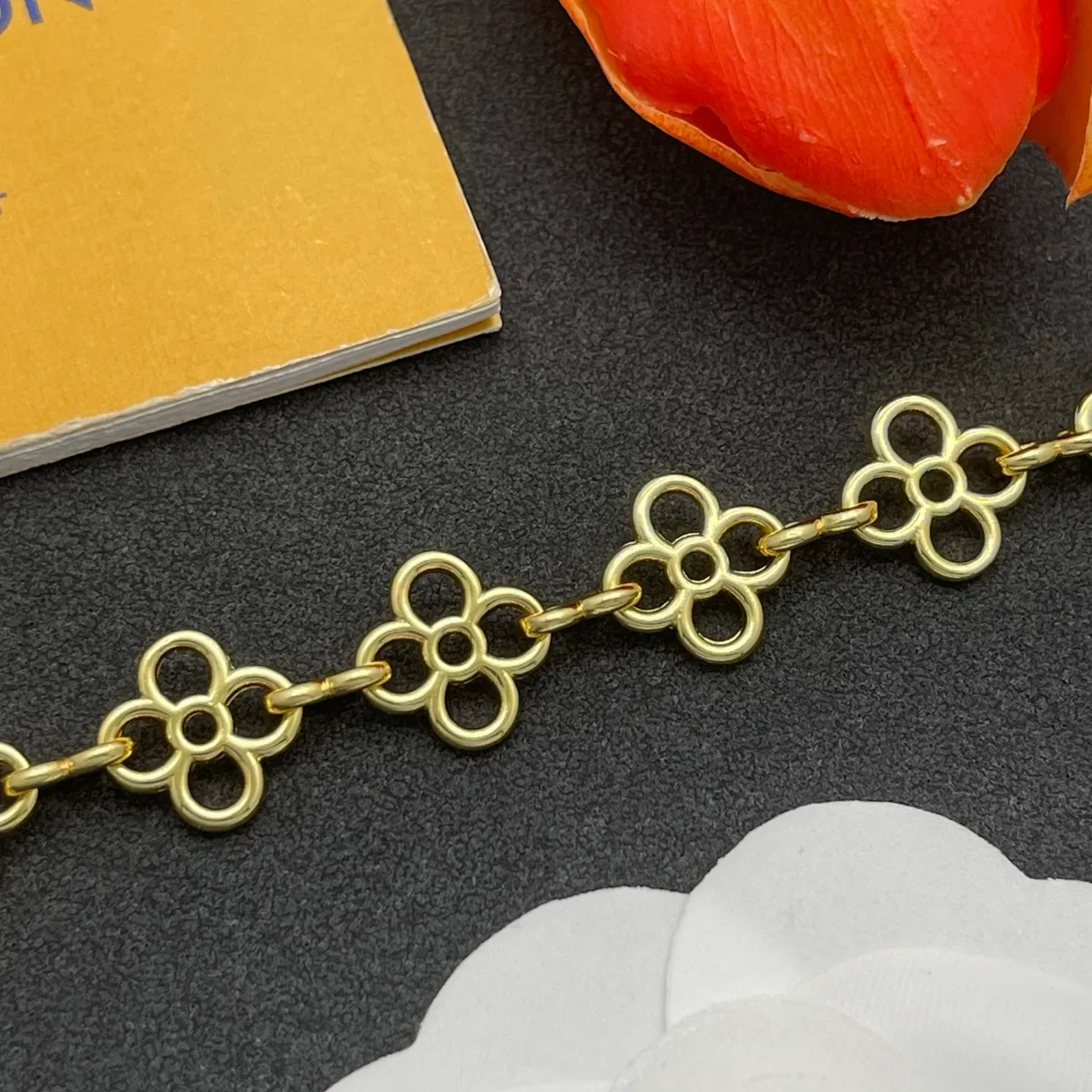 Pulsera Louis Vuitton de Oro con Eslabones Cuádruples Florales 7