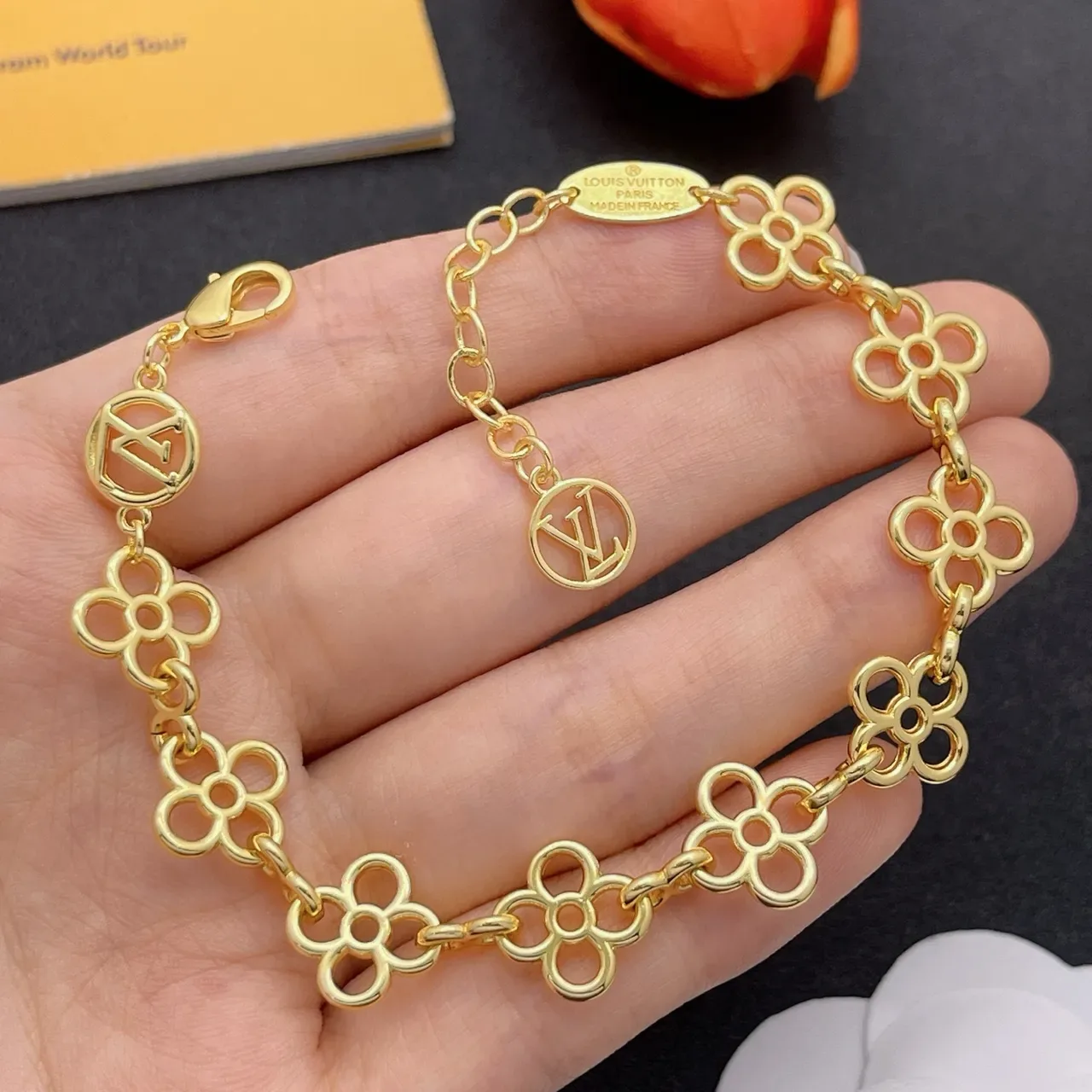 Pulsera Louis Vuitton de Oro con Eslabones Cuádruples Florales 9