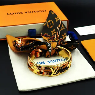 Bracelete Louis Vuitton de tom dourado envolto em lenço de seda com monograma